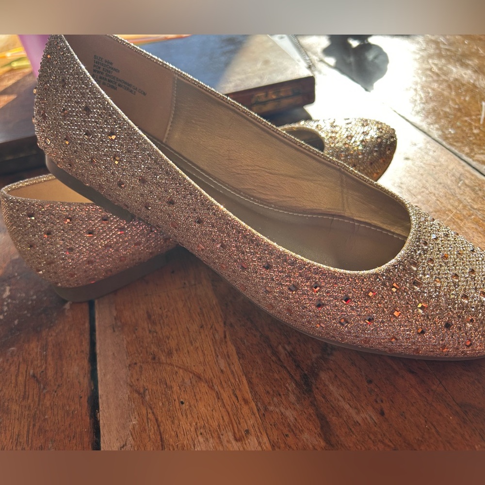 Dominique Nicole gold studded flats, women’s 9.5 wide